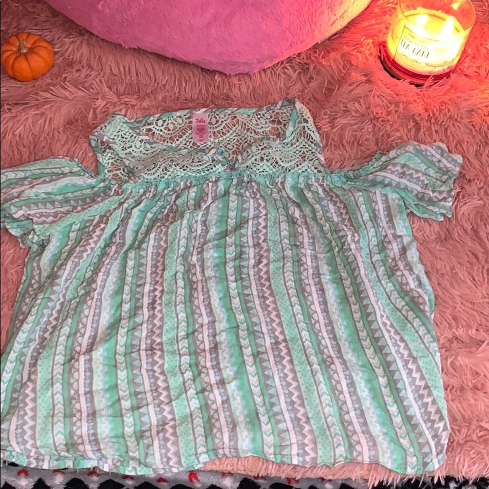 tele , white and grey top